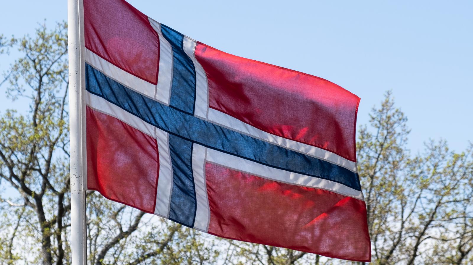 Norsk flagg i solskinn - Foto en norske kirke/Kirkerådet